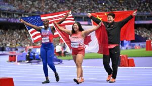 Olimpiyat Oyunlari nda atletizm kadinlar cekic atma ve erkekler uzun atlamada madalyalar sahiplerini buldu