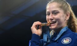 Oyunlarda 12 gunun sonunda 27 altin 35 gumus ve 32 bronz madalya kazanan ABD liderligini surdurdu