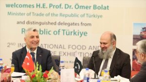 Ticaret Bakani Bolat Pakistanda mevkidasi Khan ile gorustu