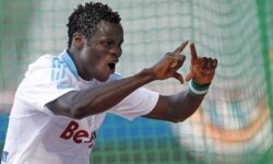 Uzun sutlari ve duran toplardaki kabiliyeti ile taninan Nijeryali futbolcu Taye Taiwo