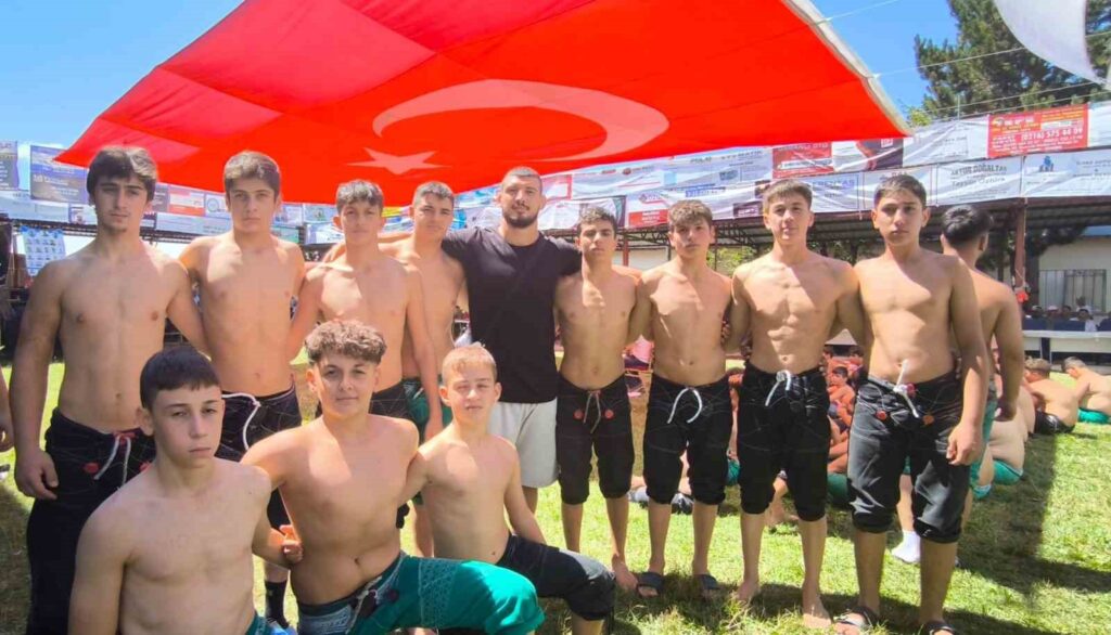 ilkadimli guresciler madalyalarla dondu