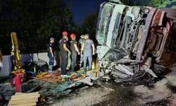 otobus tir otomobilin uzerine devrildi