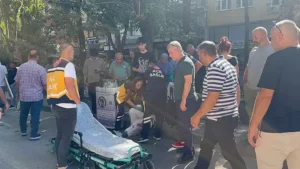 rasgele 4 kissiyi bicakladi