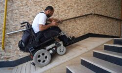 tekerlekli sandalyenin rampa ile imtihani