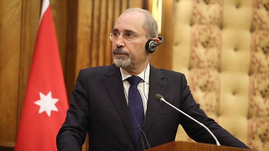 thumbs b c 7137c0237e6c463b813e7b3de4bc3845