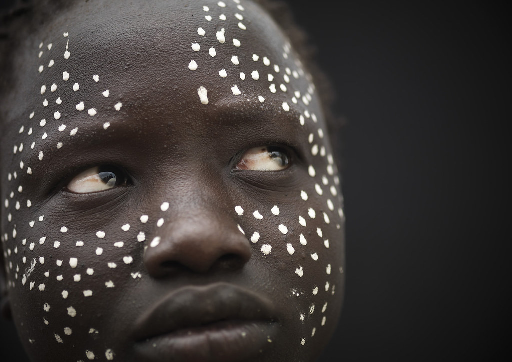 Afrika insanlarinin Vazgecmmedigi Rituellerden Biride Yuz Boyama