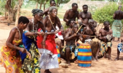 Afrika kabileleri arasinda en onemli rituellerden biri Gecis Ayini
