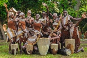 Afrika ya ozgu Olan Savasci Danslari