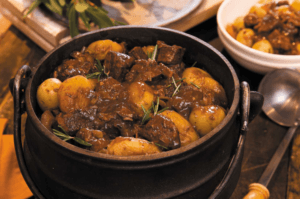 Guney Afrika mutfaginin geleneksel yemegi Potjiekos