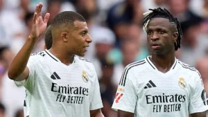 Kylian Mbappe Vinicius un gerisinde kalmis gibi gorundu