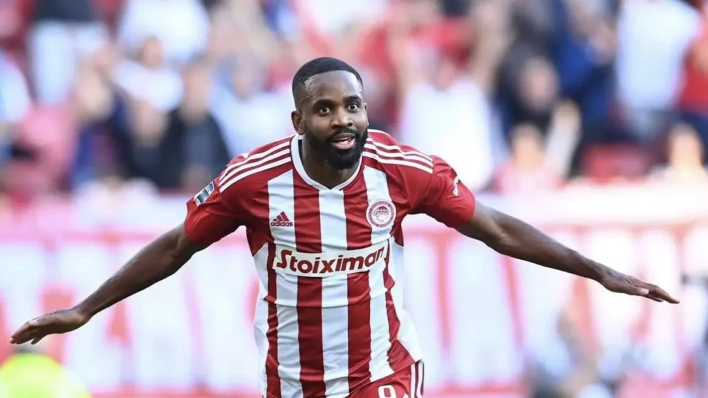 Santrfor mevkiinde oynayan Kongolu milli futbolcu Cedric Bakambu