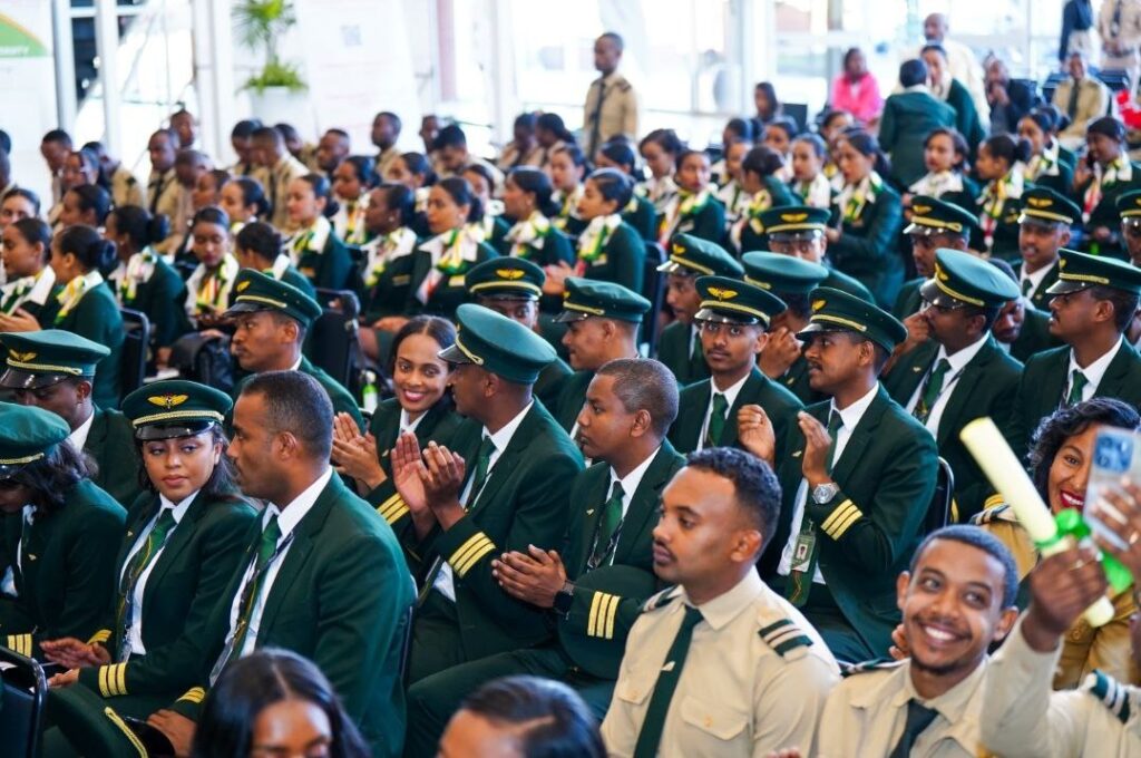 Afrikanin en buyuk havacilik mukemmeliyet merkezi olan Etiyopya Havacilik Universitesi tesisinde duzenlenen canli mezuniyet toreniyle 450den fazla havacilik profesyonelini mezun etti