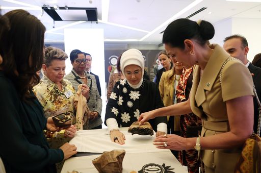 18b74ab6ddd61ad7126ea388624f7403b26961379efad2d21b1350c7e71bec5e