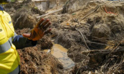 2025 06 23t060236z 2063022112 rc21vdamyukw rtrmadp 3 gold mining security 1 main