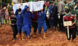 2025 12 10t125504z 477973931 rc2kdia7ldjx rtrmadp 3 asia weather indonesia funeral