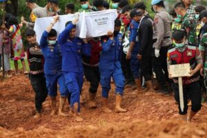 2025 12 10t125504z 477973931 rc2kdia7ldjx rtrmadp 3 asia weather indonesia funeral