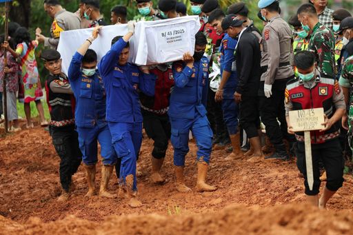 2025 12 10t125504z 477973931 rc2kdia7ldjx rtrmadp 3 asia weather indonesia funeral