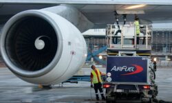Ravitaillement en kerosene d un avion a l aeroport de Roissy 1603885