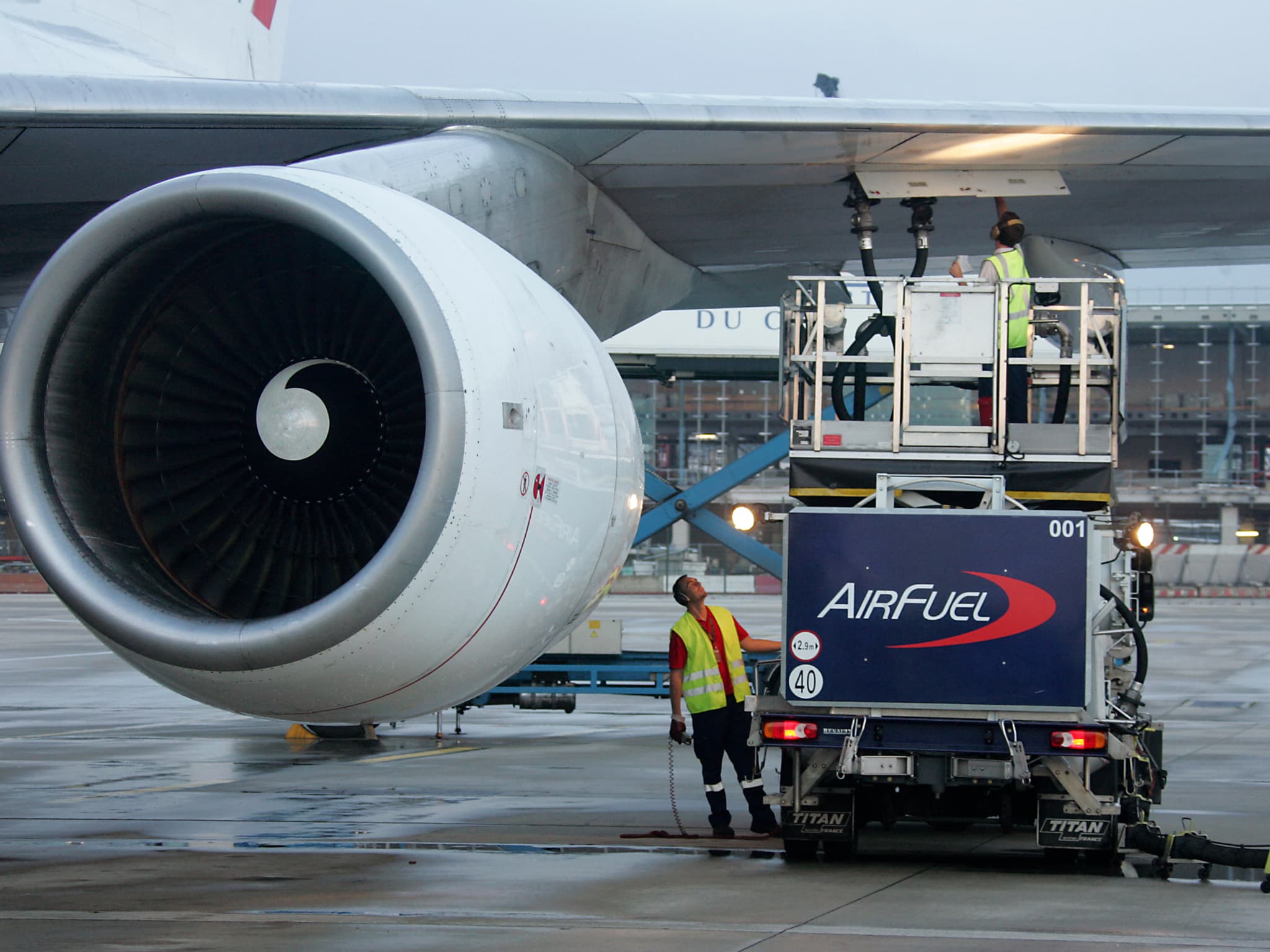 Ravitaillement en kerosene d un avion a l aeroport de Roissy 1603885