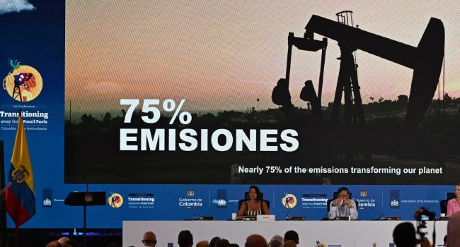 Colombias President Gustavo Petro C Colombias Environment Minister Irene Velez L and Dutch Mi
